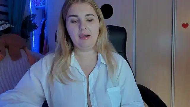 CoraSwon online show from February 17, 2026, 7:42 pm