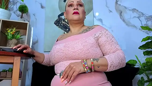 GianellaCox  online show from November 5, 2025, 1:11 pm