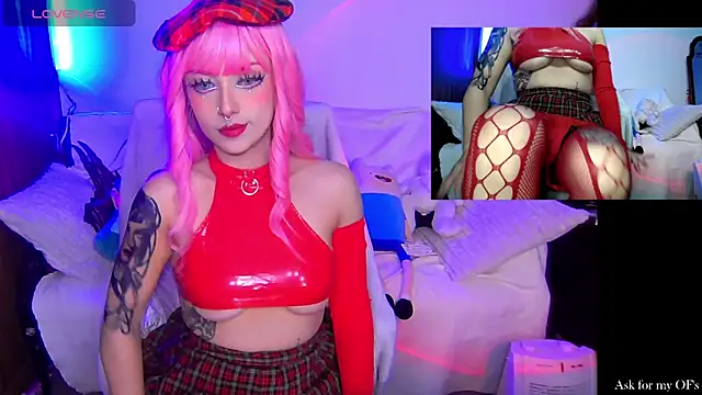 Snapshot of HollyDominic chatting on December 2, 2025, 4:46 pm HollyDominic online show from December 2, 2025, 4:46 pm