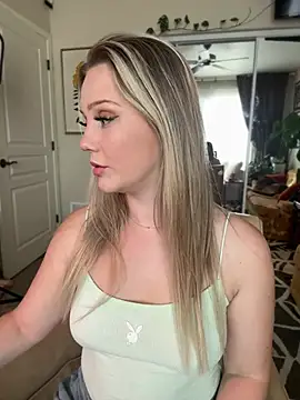 Snapshot of lexi_luv chatting on February 6, 2025, 10:21 pm lexi luv online show from February 6, 2025, 10:21 pm