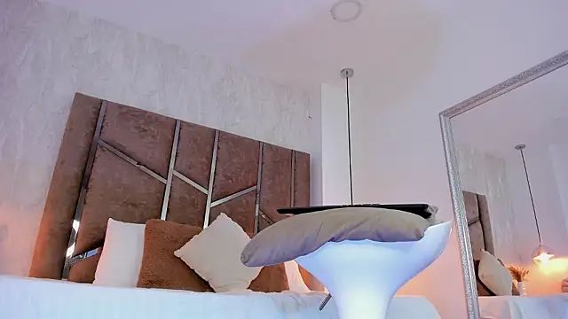 Martinaa Jones  online show from March 15, 2026, 12:33 pm