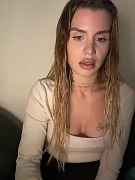 Snapshot of EmiliaCatalina chatting on February 3, 2026, 1:04 am EmiliaCatalina online show from February 3, 2026, 1:04 am