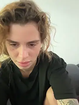 Snapshot of EmiliaCatalina chatting on February 5, 2026, 6:56 pm EmiliaCatalina online show from February 5, 2026, 6:56 pm