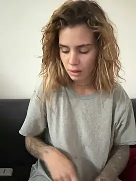 Snapshot of EmiliaCatalina chatting on February 7, 2026, 6:33 pm EmiliaCatalina online show from February 7, 2026, 6:33 pm