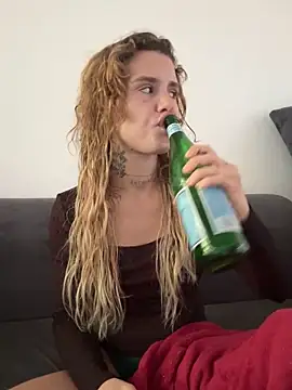 Snapshot of EmiliaCatalina chatting on February 10, 2026, 7:29 pm EmiliaCatalina online show from February 10, 2026, 7:29 pm