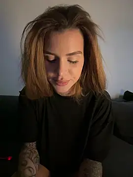 Snapshot of EmiliaCatalina chatting on February 14, 2026, 2:52 am EmiliaCatalina online show from February 14, 2026, 2:52 am