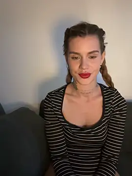 Snapshot of EmiliaCatalina chatting on February 15, 2026, 12:51 am EmiliaCatalina online show from February 15, 2026, 12:51 am