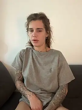 Snapshot of EmiliaCatalina chatting on February 15, 2026, 4:58 pm EmiliaCatalina online show from February 15, 2026, 4:58 pm