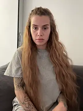 Snapshot of EmiliaCatalina chatting on February 23, 2026, 2:58 pm EmiliaCatalina online show from February 23, 2026, 2:58 pm