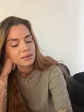 Snapshot of EmiliaCatalina chatting on March 1, 2026, 6:10 pm EmiliaCatalina online show from March 1, 2026, 6:10 pm