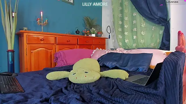 LillyAmore online show from April 18, 2026, 8:09 pm