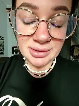 EllieOz online show from October 1, 2025, 5:19 pm