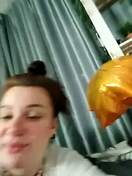 EllieOz online show from November 19, 2025, 11:54 am