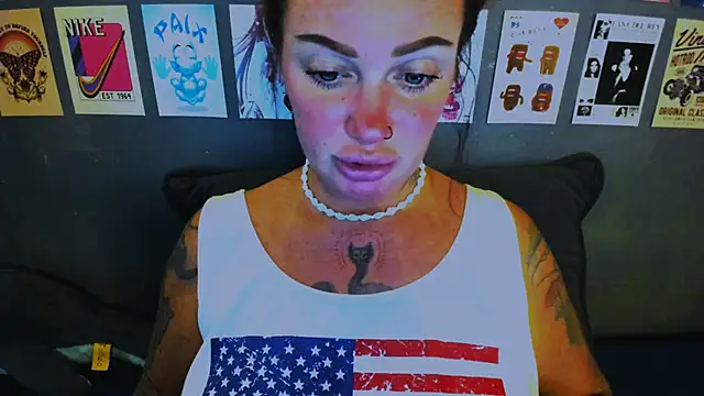 Snapshot of EllieOz chatting on April 13, 2026, 4:56 pm EllieOz online show from April 13, 2026, 4:56 pm