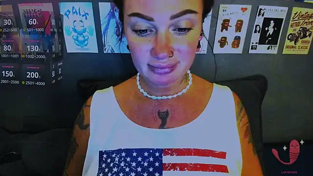 Snapshot of EllieOz chatting on April 17, 2026, 5:49 pm EllieOz online show from April 17, 2026, 5:49 pm