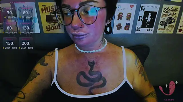 Snapshot of EllieOz chatting on May 6, 2026, 7:19 pm EllieOz online show from May 6, 2026, 7:19 pm
