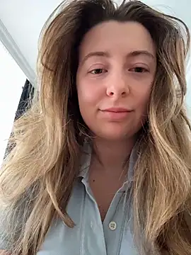 curvyflawless online show from April 24, 2026, 8:50 am