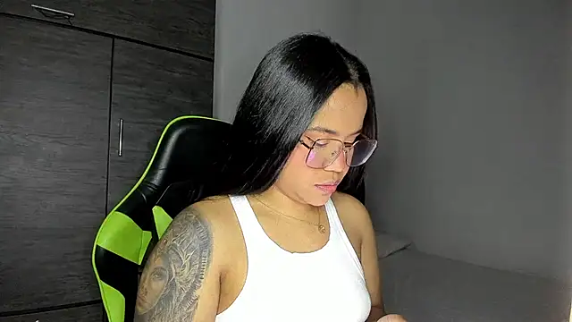 leila 22 online show from February 24, 2025, 1:42 pm