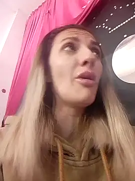 RileyLanna online show from December 18, 2025, 3:51 pm