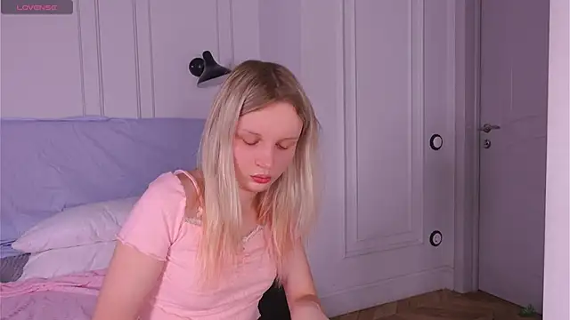 Snapshot of Beatrica_Klein chatting on December 8, 2024, 2:19 pm Beatrica Klein online show from December 8, 2024, 2:19 pm