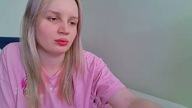 Snapshot of Beatrica_Klein chatting on April 4, 2026, 3:20 pm Beatrica Klein online show from April 4, 2026, 3:20 pm