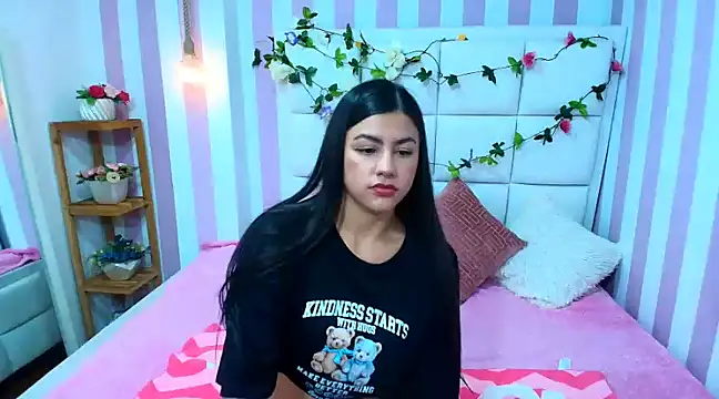 Snapshot of Kendall_Sophy chatting on March 18, 2025, 4:26 pm Kendall Sophy online show from March 18, 2025, 4:26 pm