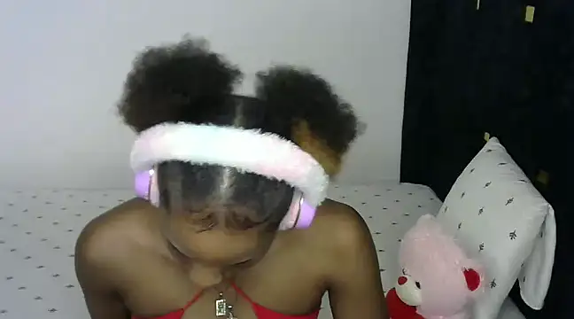 Queeen model online show from December 12, 2024, 8:03 am