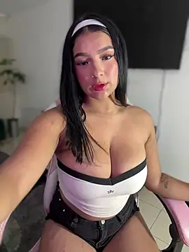 Snapshot of AntonellaRosse_ chatting on January 21, 2025, 2:22 am AntonellaRosse online show from January 21, 2025, 2:22 am