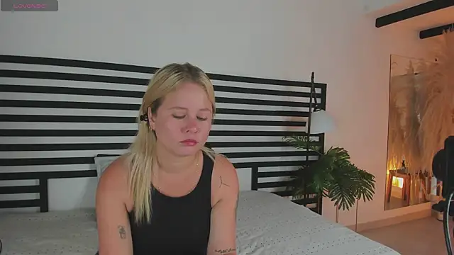 stefanny ruiz  online show from December 18, 2024, 12:29 pm