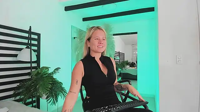 stefanny ruiz  online show from January 28, 2025, 12:22 pm