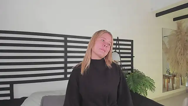 stefanny ruiz  online show from February 18, 2025, 12:28 pm