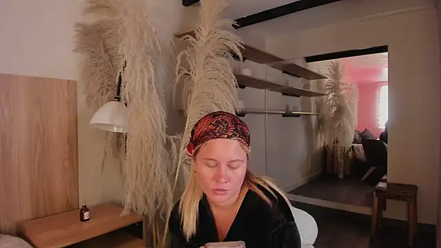 stefanny ruiz  online show from March 1, 2025, 4:33 pm