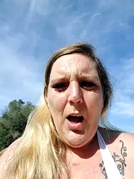 BecciDeluxe online show from November 2, 2025, 1:02 pm