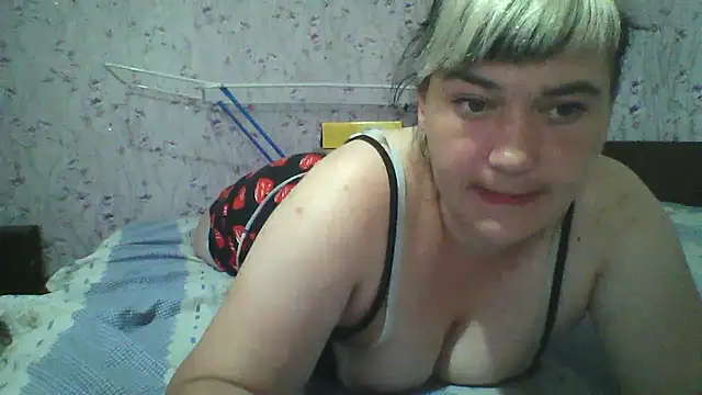 Snapshot of HollyLaBerry chatting on July 1, 2026, 5:42 am HollyLaBerry online show from July 1, 2026, 5:42 am