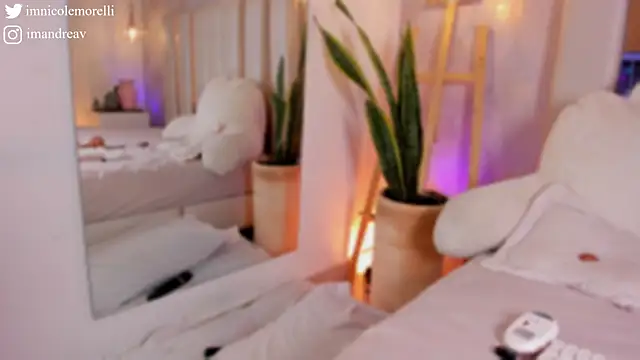 Nicolemorelli2 online show from November 18, 2025, 12:20 pm