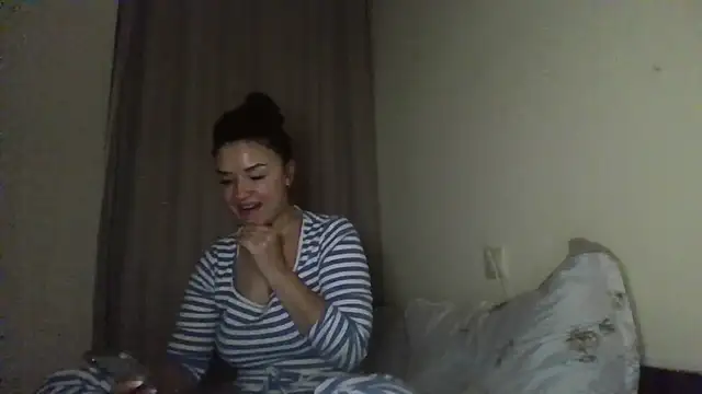 Snapshot of Linusya chatting on November 15, 2025, 4:58 pm Linusya online show from November 15, 2025, 4:58 pm