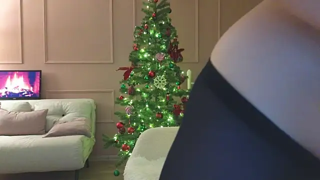 Lina-hill online show from December 31, 2024, 7:51 pm