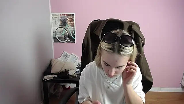 viktoria lovely online show from March 11, 2026, 8:09 am