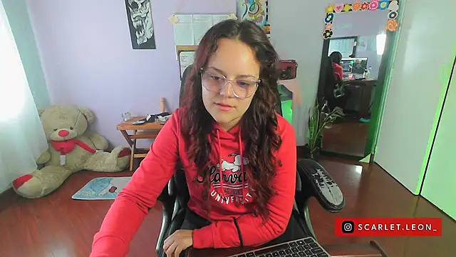 Snapshot of Scarletleon77 chatting on February 19, 2025, 4:33 pm Scarletleon77 online show from February 19, 2025, 4:33 pm