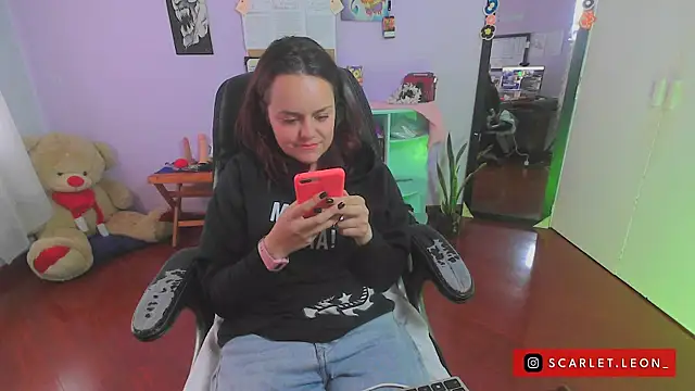 Snapshot of Scarletleon77 chatting on March 19, 2025, 6:12 pm Scarletleon77 online show from March 19, 2025, 6:12 pm