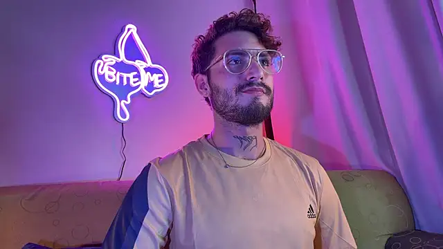 Snapshot of axel_giracr chatting on December 1, 2025, 10:26 pm axel giracr online show from December 1, 2025, 10:26 pm