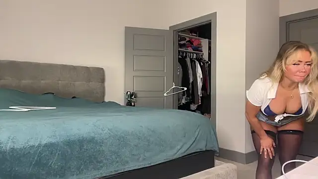 Snapshot of ElenaErickson chatting on December 9, 2024, 8:12 pm ElenaErickson online show from December 9, 2024, 8:12 pm