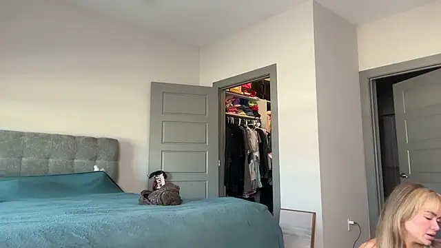 Snapshot of ElenaErickson chatting on February 5, 2025, 10:01 pm ElenaErickson online show from February 5, 2025, 10:01 pm