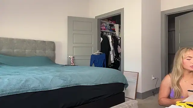 Snapshot of ElenaErickson chatting on February 25, 2025, 12:03 am ElenaErickson online show from February 25, 2025, 12:03 am