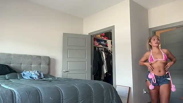 Snapshot of ElenaErickson chatting on March 3, 2025, 7:49 pm ElenaErickson online show from March 3, 2025, 7:49 pm