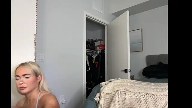 Snapshot of ElenaErickson chatting on January 7, 2026, 8:33 pm ElenaErickson online show from January 7, 2026, 8:33 pm