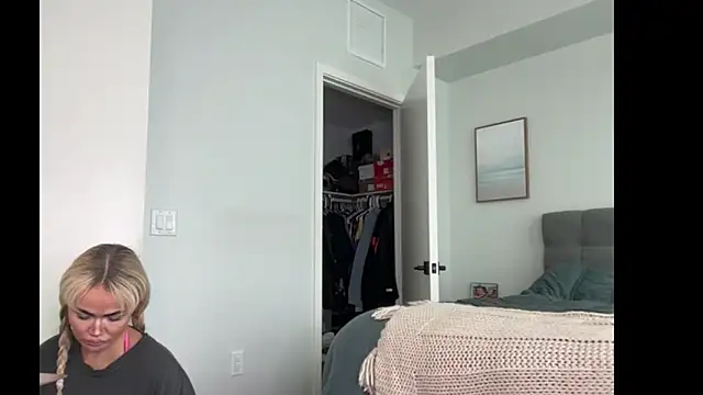 Snapshot of ElenaErickson chatting on February 4, 2026, 10:04 pm ElenaErickson online show from February 4, 2026, 10:04 pm