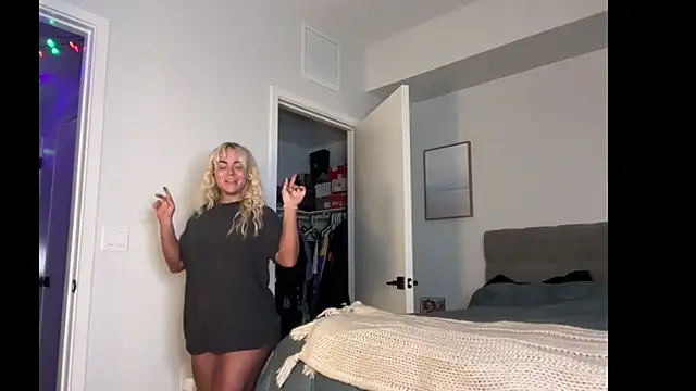 Snapshot of ElenaErickson chatting on February 9, 2026, 3:32 am ElenaErickson online show from February 9, 2026, 3:32 am