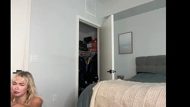 ElenaErickson online show from March 4, 2026, 7:53 pm