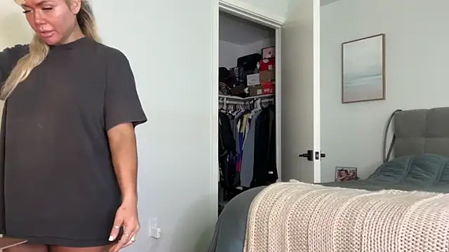 ElenaErickson online show from April 26, 2026, 12:41 am